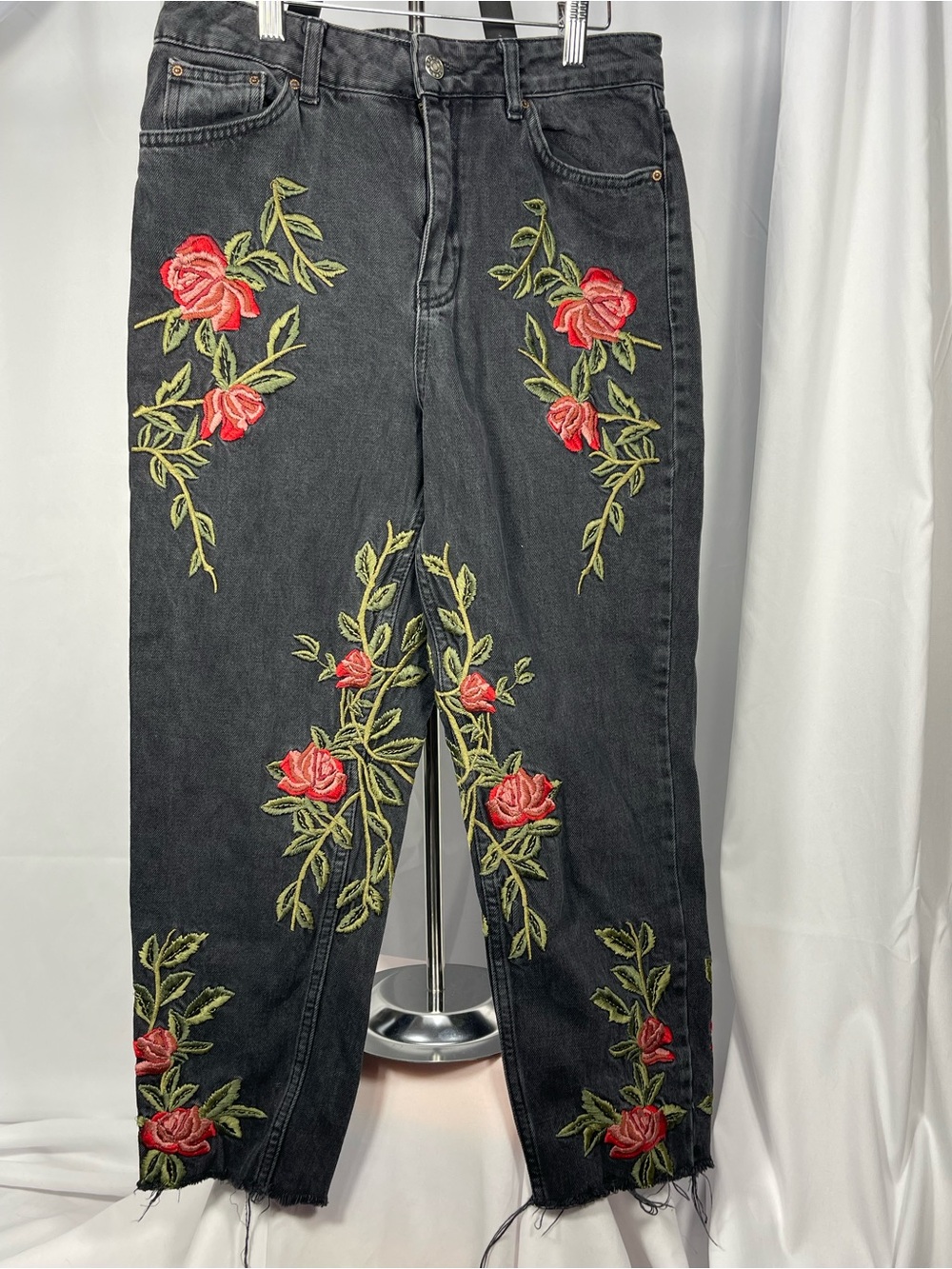 Topshop Moto Mom Jean Black w/Embroidered Rose design & frayed hem. 30/30 90’s